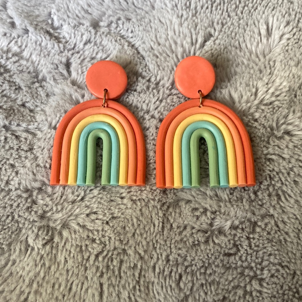 EUC WOMENS VICI RAINBOW EARRINGS